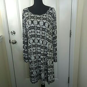 Three Seasons black and white maternity dress